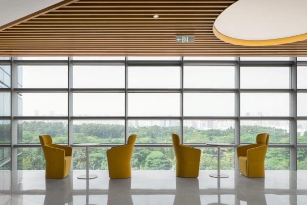 休闲洽谈区以高背休闲椅和小圆桌面向窗景，营造轻松的交流氛围