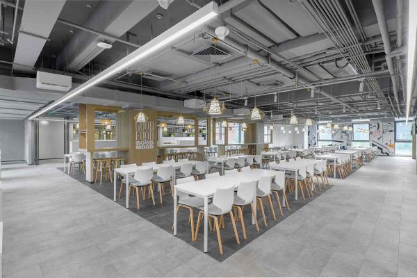 员工用餐区采用简洁耐用的餐桌餐椅组合
