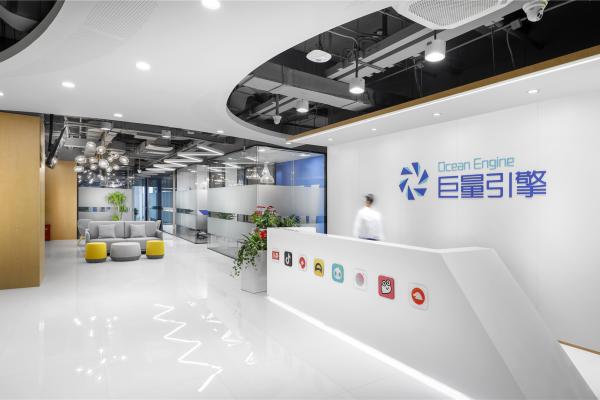 前台区：接待台、等待沙发和彩色小圆凳共同建立企业第一印象