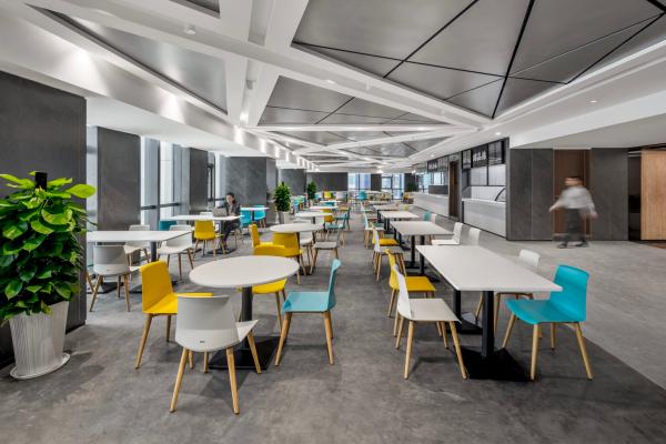员工餐厅家具案例，圆形餐桌、长桌与多色休闲餐椅组合
