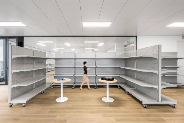 移动货架家具，带脚轮的灰色金属开放货架与圆形高桌